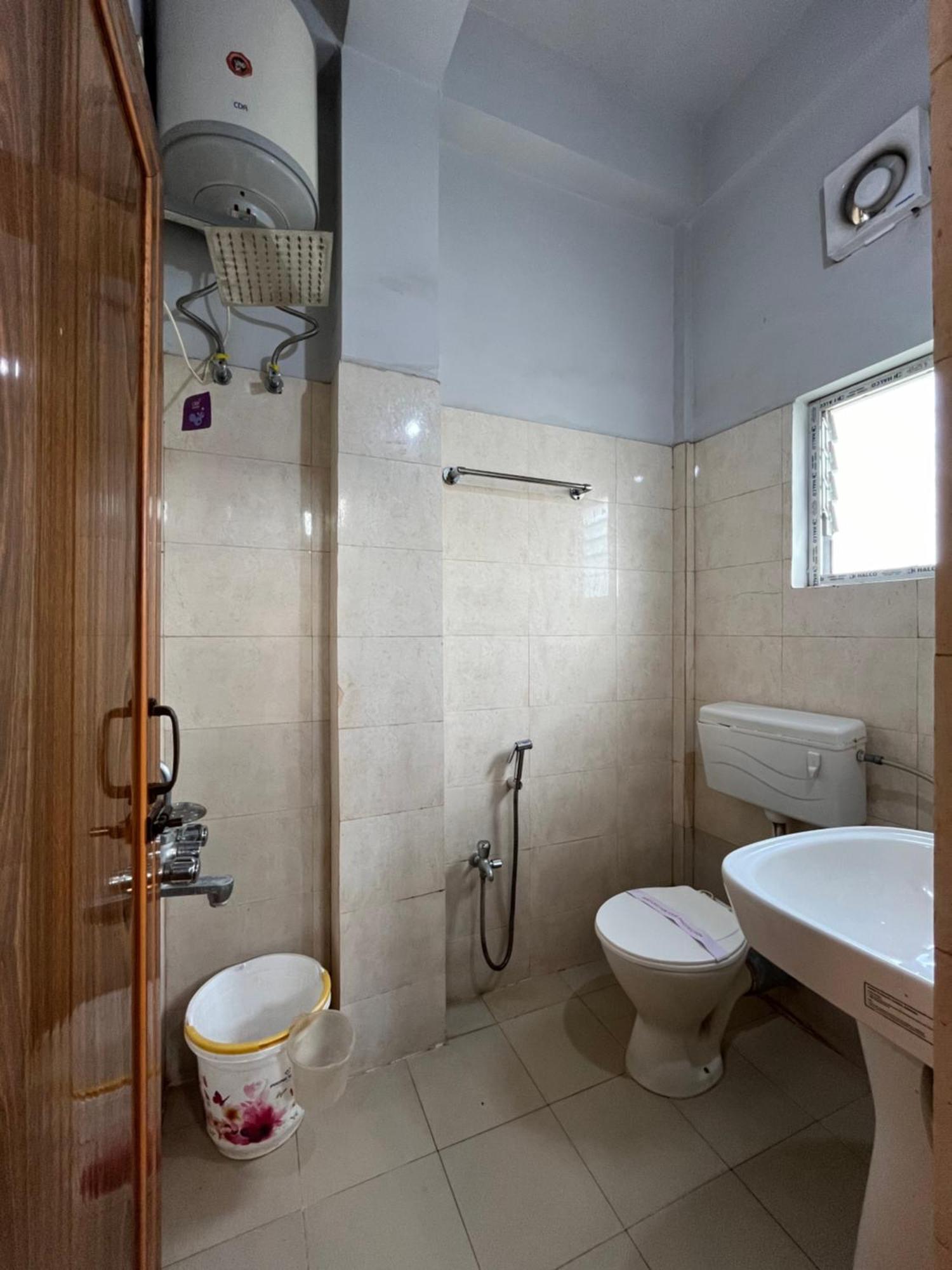 Hotel Aditya Palace Gauháti Kültér fotó